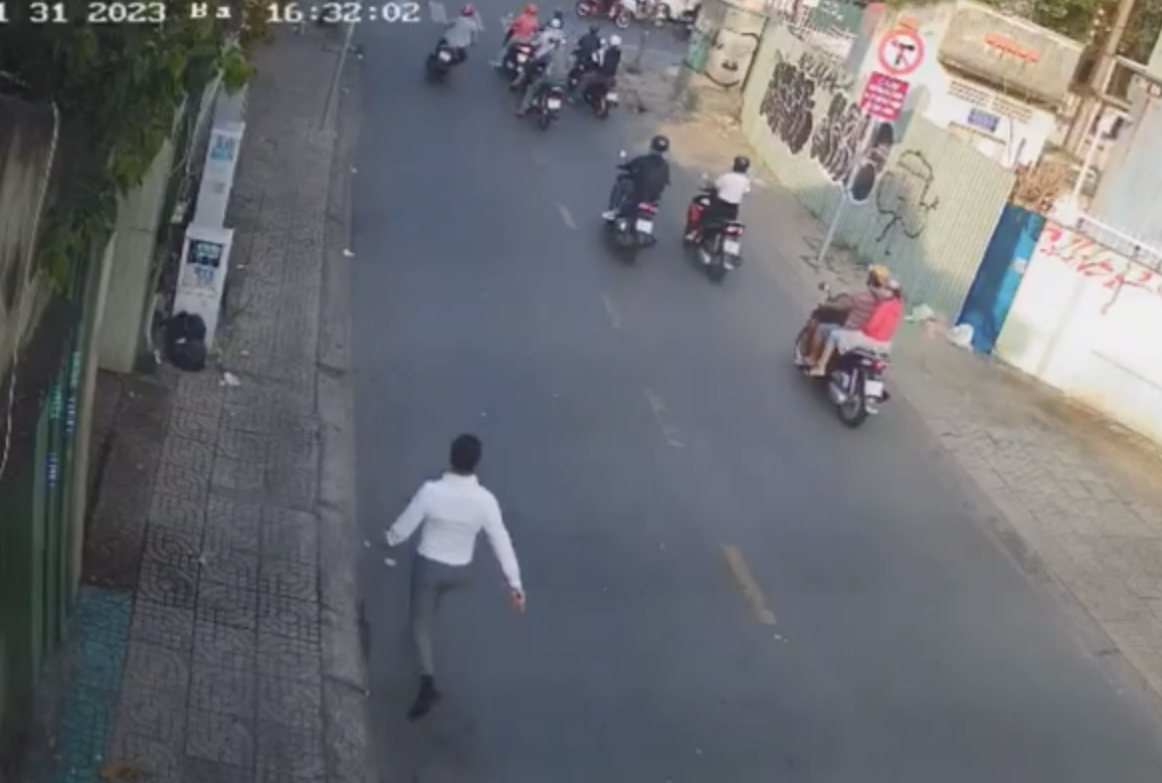 CLIP: Người đàn ông ở TP HCM bất lực chạy bộ đuổi theo kẻ cướp