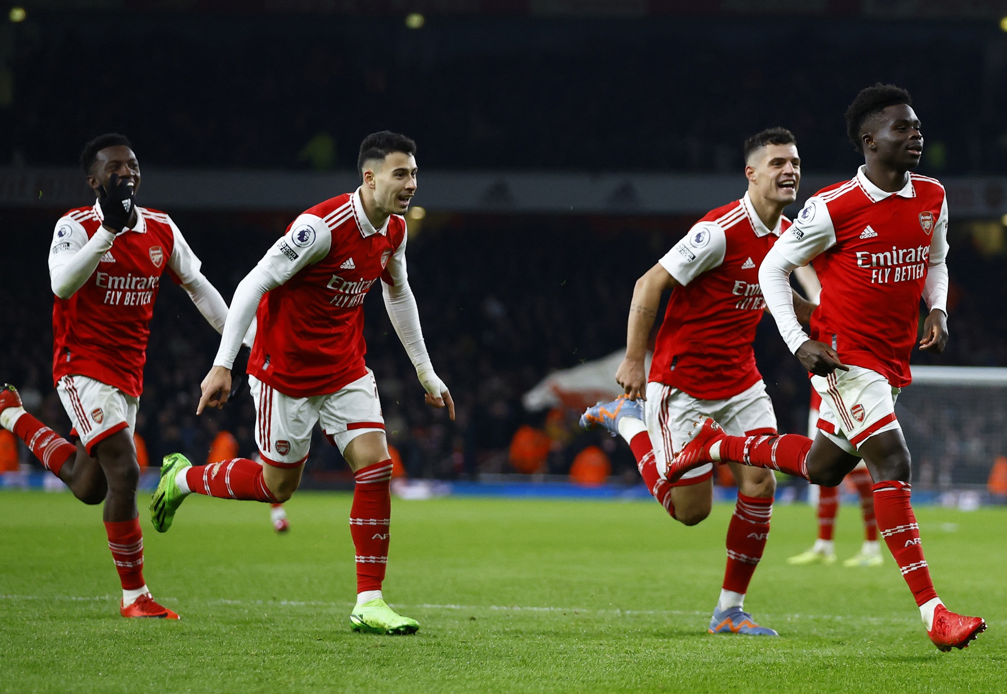 Dự đo&aacute;n Ngoại hạng Anh: Arsenal lấn &aacute;t kẻ khốn kh&oacute;, Man City quyết đua ng&ocirc;i đầu - Ảnh 2.