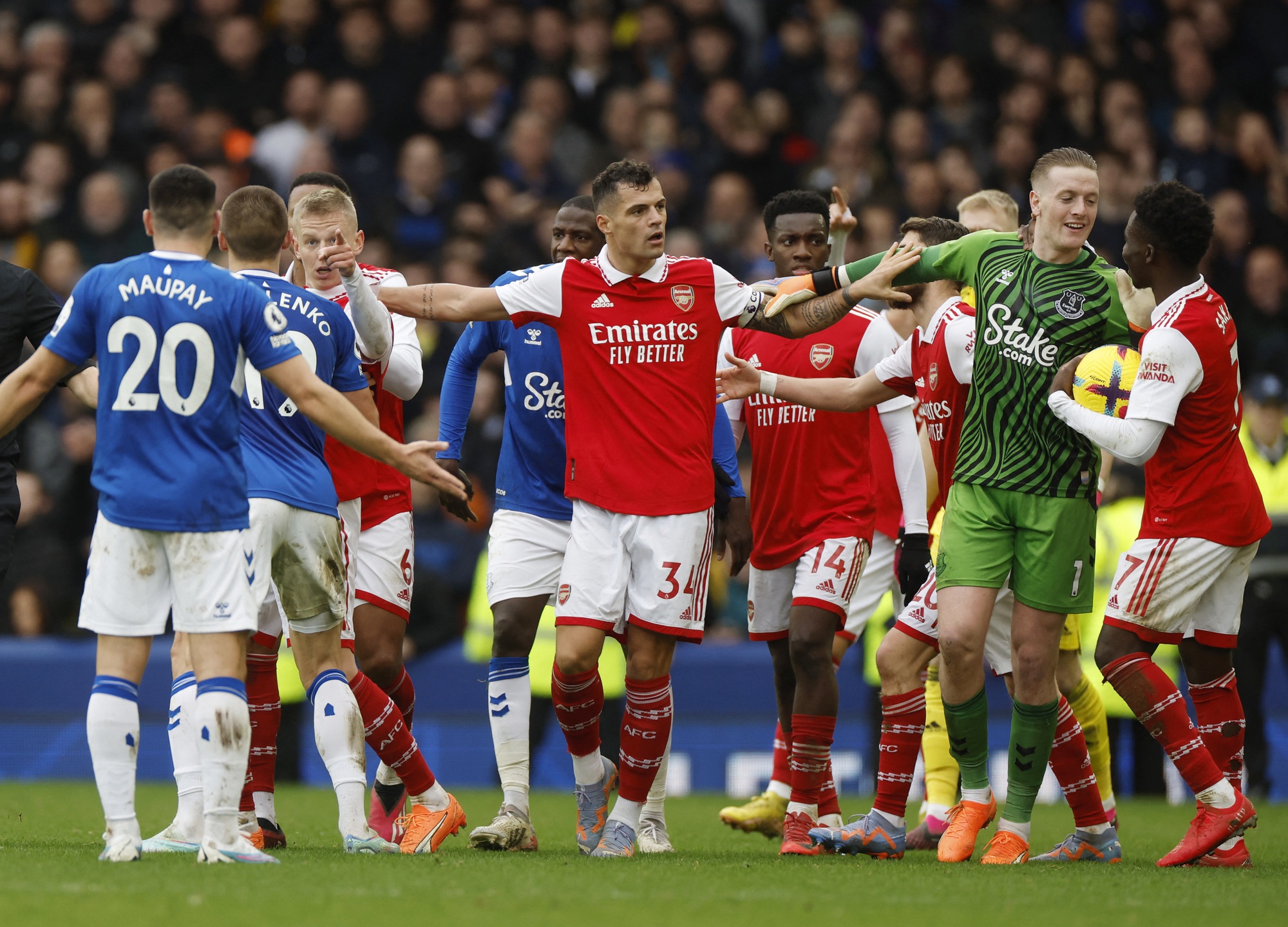 Arsenal thua sốc đội áp chót, Everton bay cao ở Goodison Park