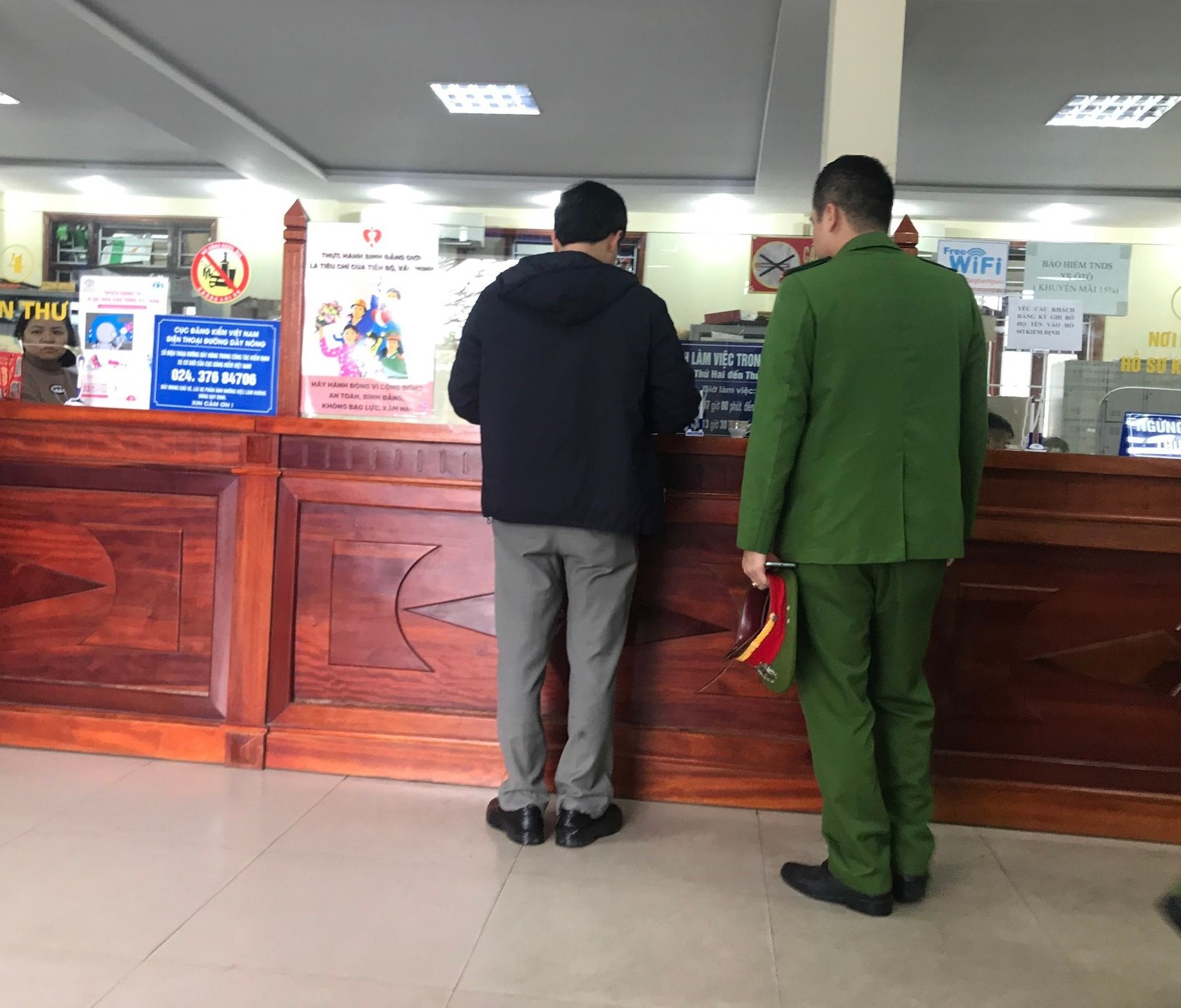 C&ocirc;ng an kh&aacute;m x&eacute;t tại trụ sở Trung t&acirc;m Đăng kiểm xe cơ giới Nghệ An - Ảnh 2.