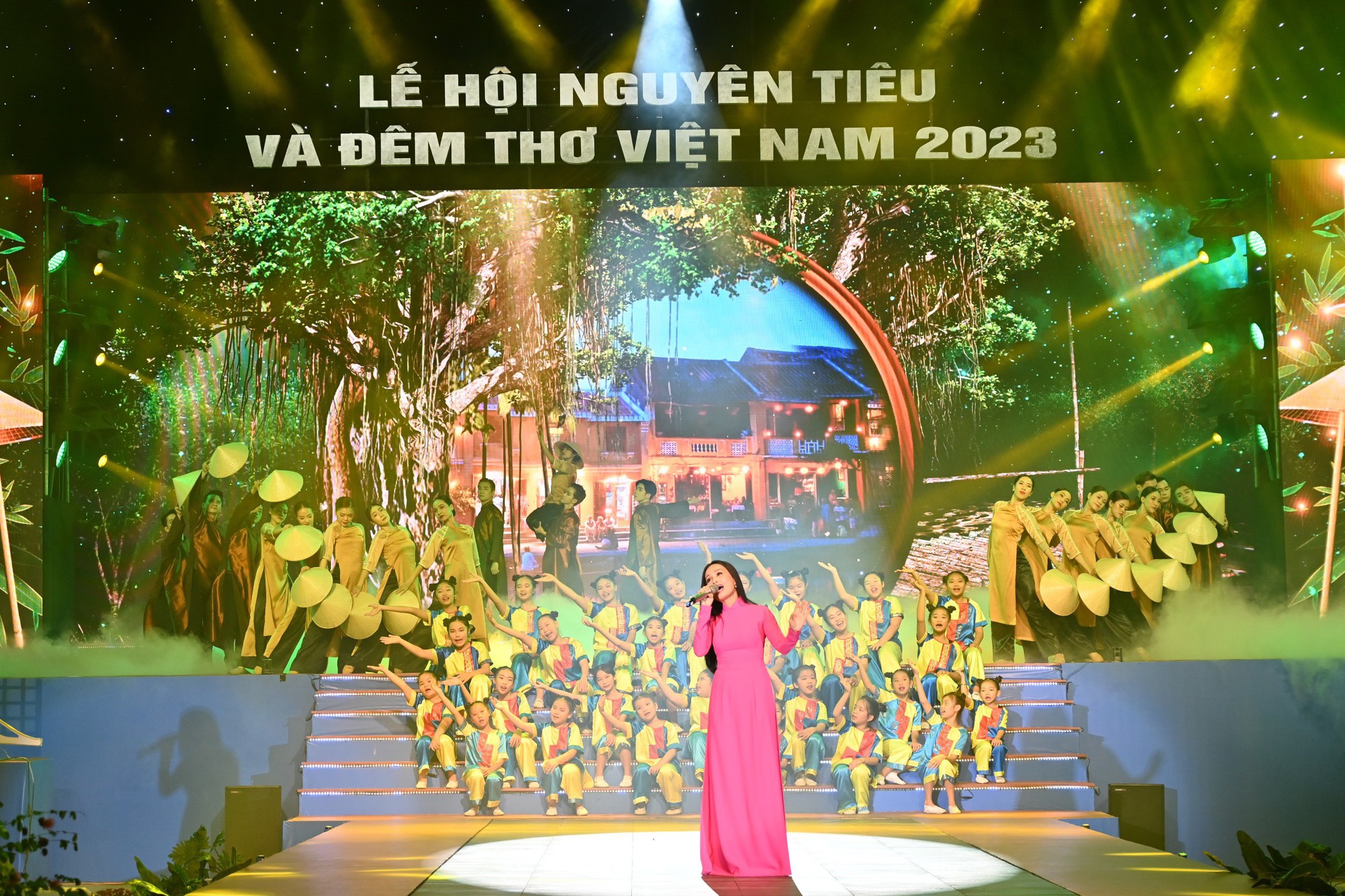 Đ&ecirc;m thơ Việt Nam 2023: Gieo y&ecirc;u thương từ những vần thơ đẹp - Ảnh 2.