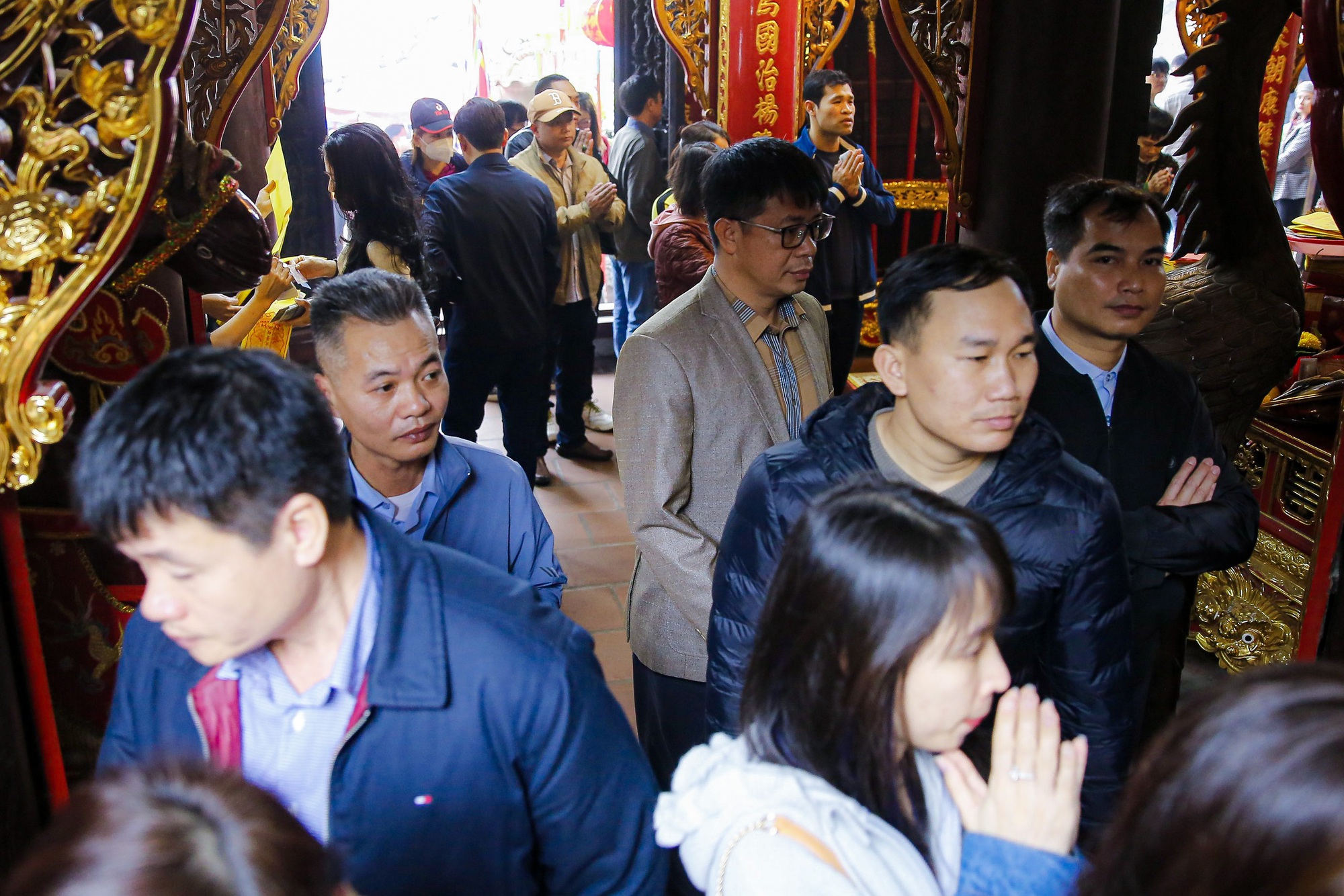 Biển người nườm nượp đổ về Đền Trần trước giờ khai ấn - Ảnh 4.