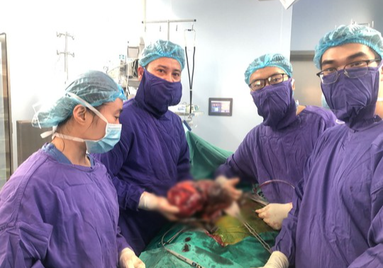 Cắt bỏ khối u thận nặng tới 2,8 kg