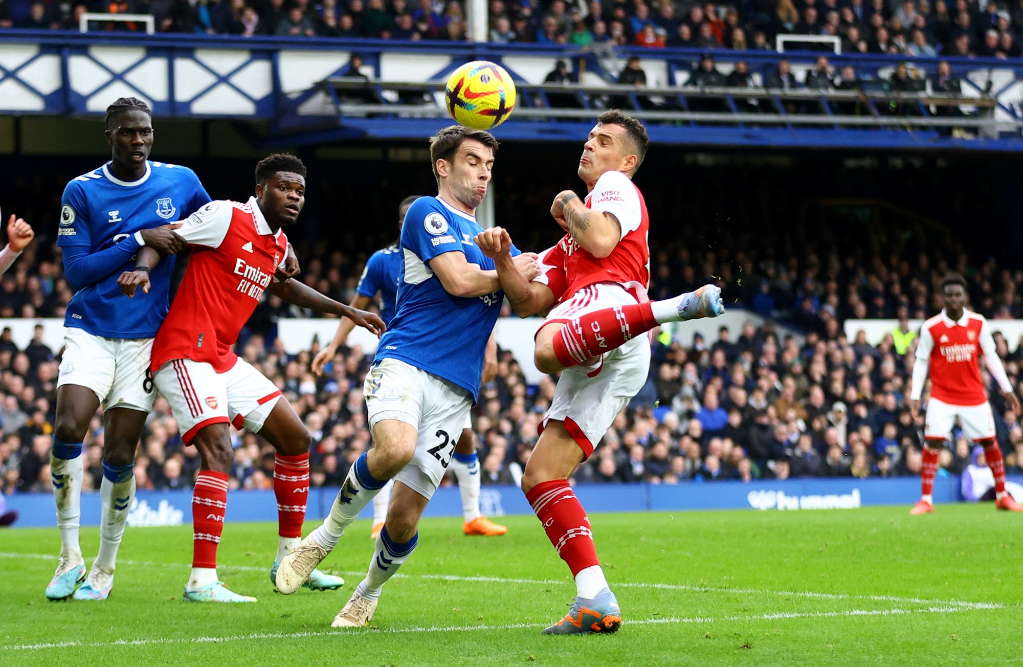 Arsenal thua sốc đội áp chót, Everton bay cao ở Goodison Park - Ảnh 1.