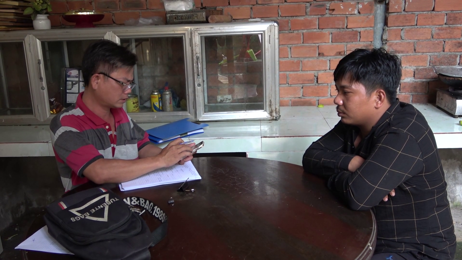 CLIP: Cảnh sát môi trường truy bắt “cát tặc” như… trong phim - Ảnh 7.