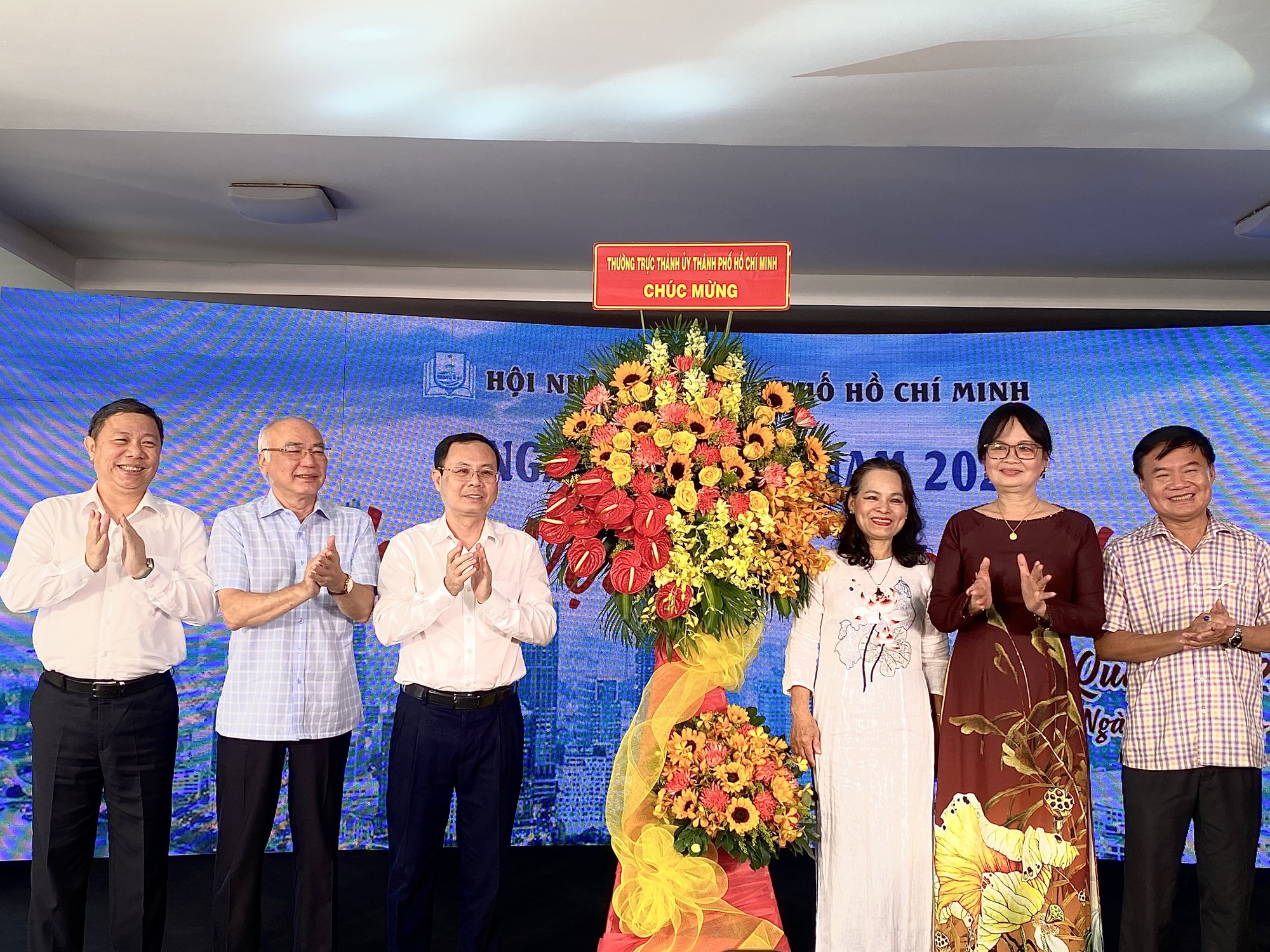 Lãnh đạo TP HCM chúc mừng Ngày thơ Việt Nam
