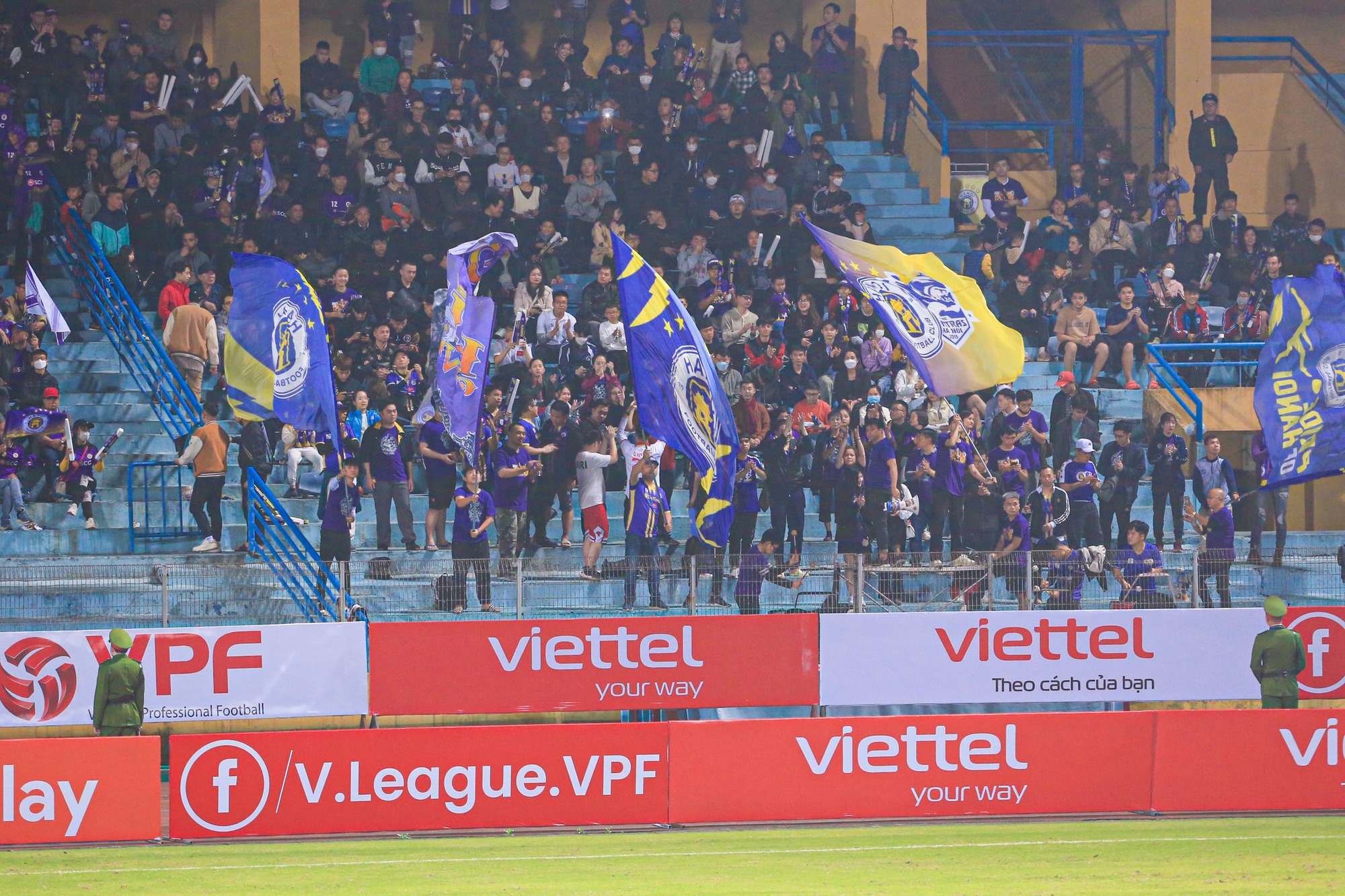 Đương kim v&ocirc; địch H&agrave; Nội FC bị cầm ch&acirc;n ng&agrave;y ra qu&acirc;n V-League 2023 - Ảnh 3.