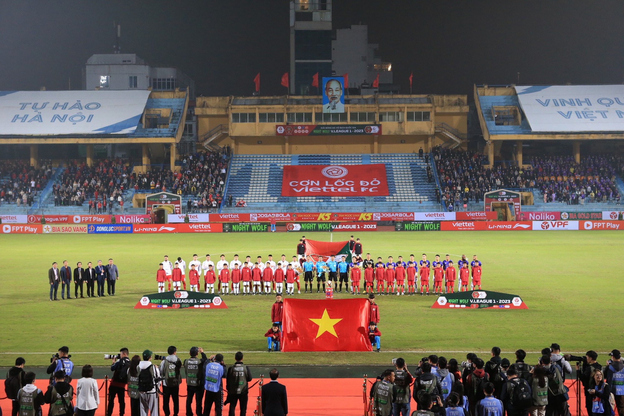 Đương kim v&ocirc; địch H&agrave; Nội FC bị cầm ch&acirc;n ng&agrave;y ra qu&acirc;n V-League 2023 - Ảnh 2.
