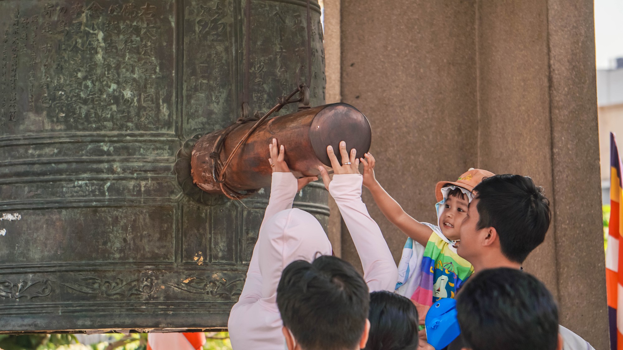 TP HCM: Xếp hàng đánh chuông, thắp hương cầu bình an rằm tháng Giêng - Ảnh 6.