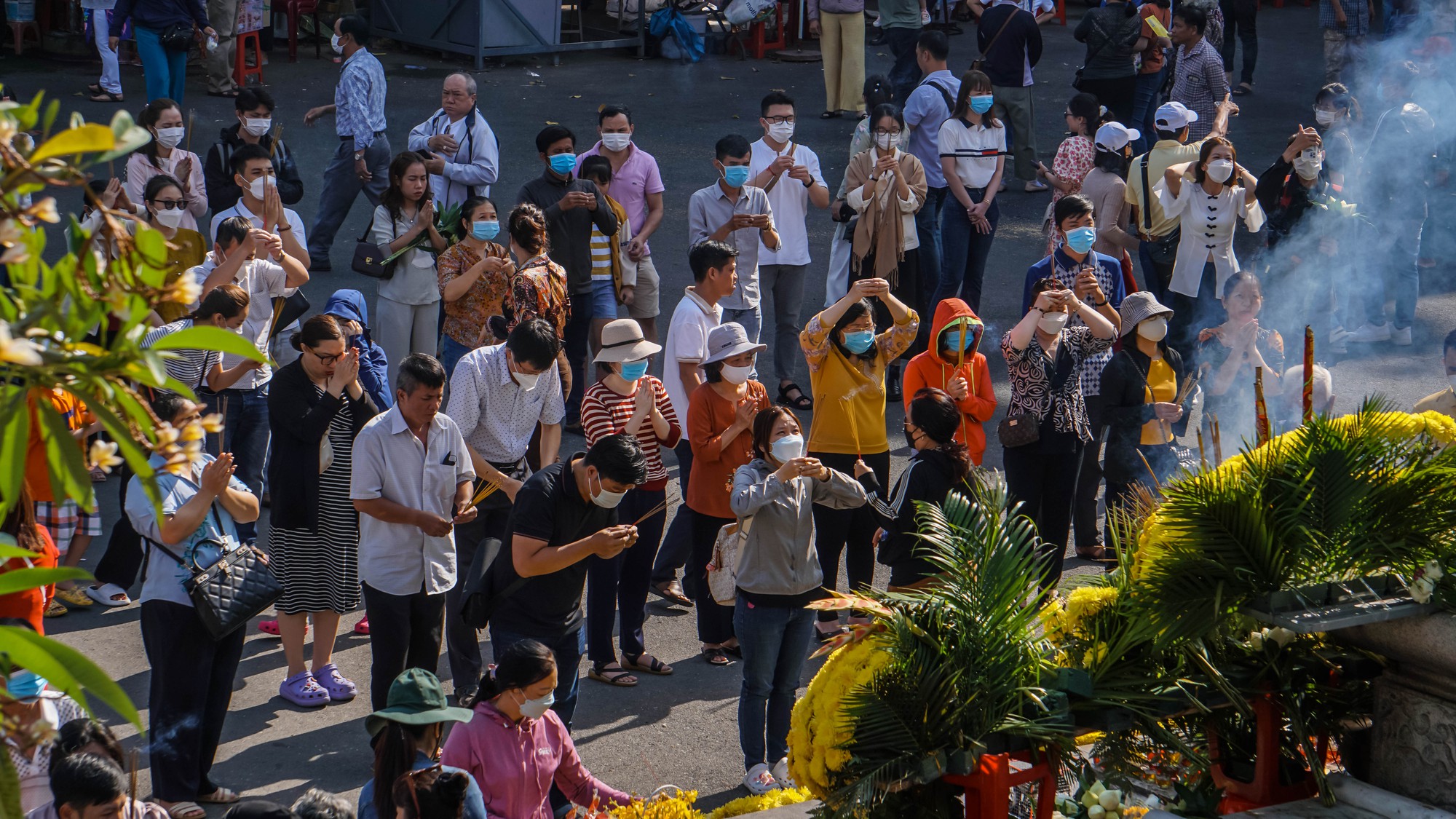 TP HCM: Xếp hàng đánh chuông, thắp hương cầu bình an rằm tháng Giêng - Ảnh 3.