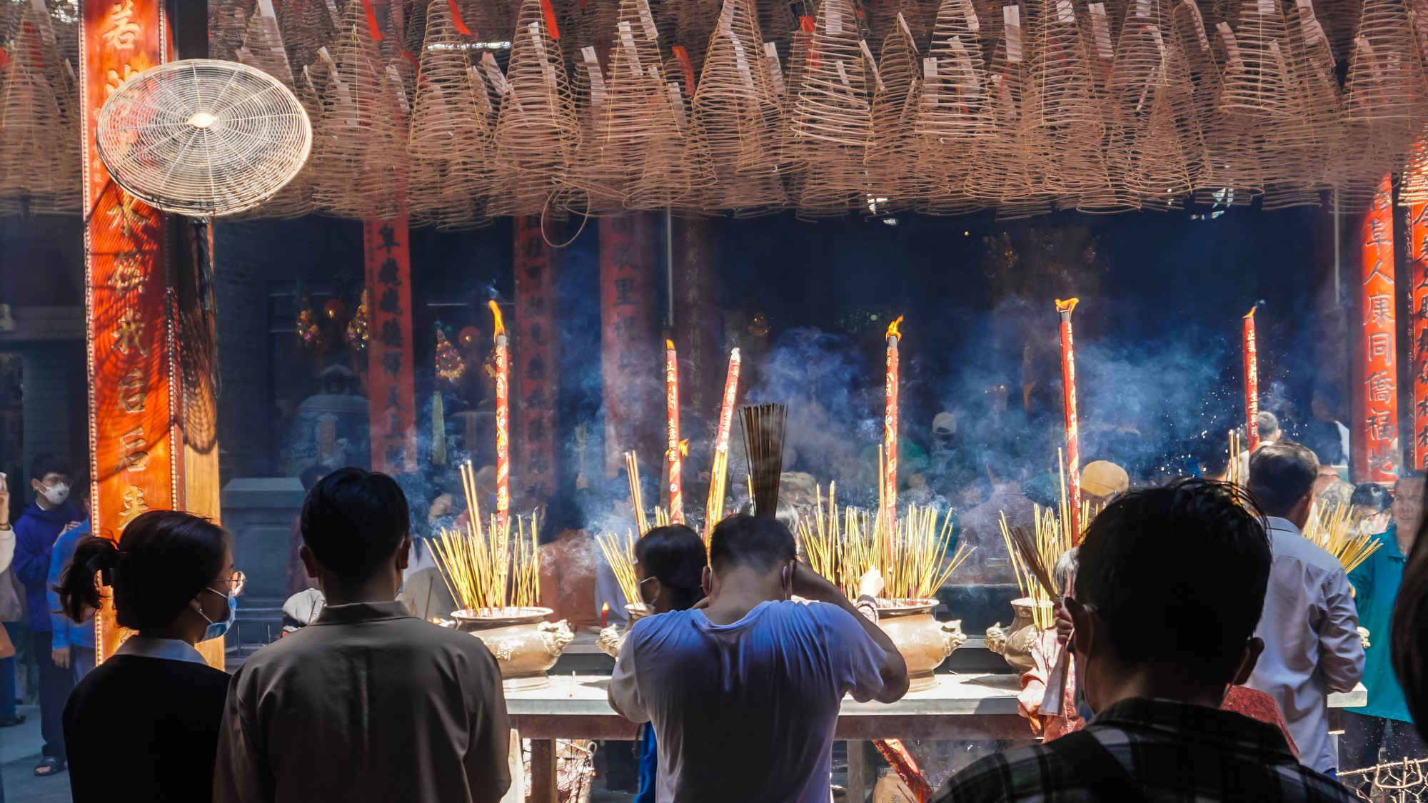 TP HCM: Xếp hàng đánh chuông, thắp hương cầu bình an rằm tháng Giêng - Ảnh 11.