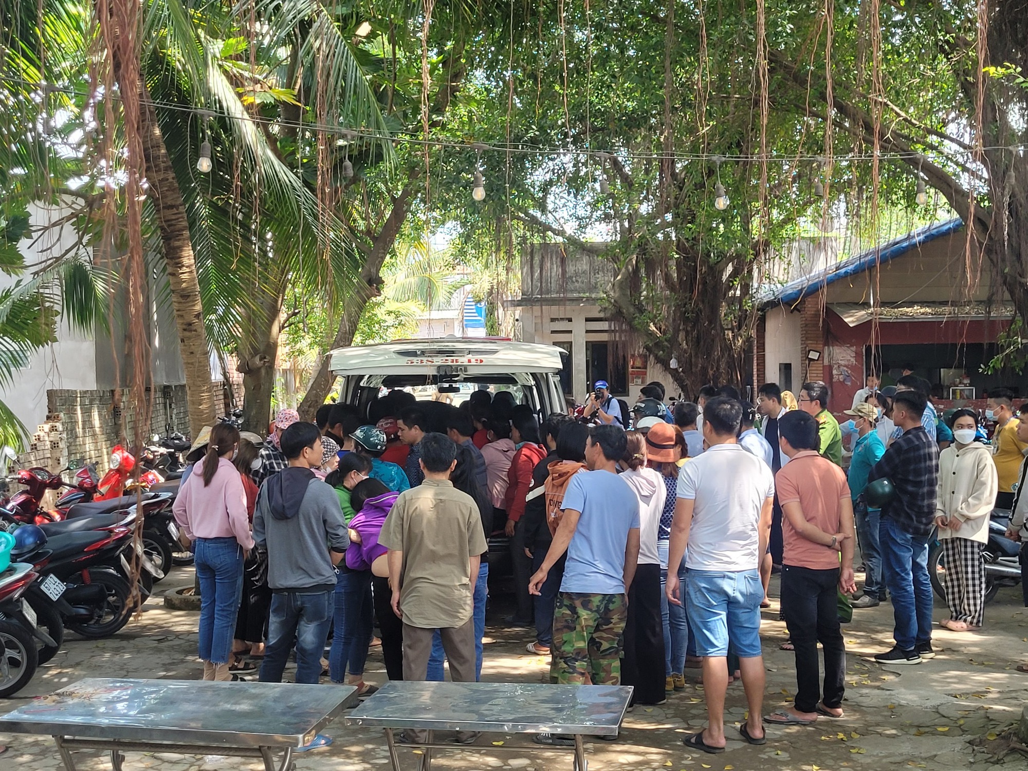 NÓNG: Chìm thuyền trên sông Đồng Nai, 13 người gặp nạn