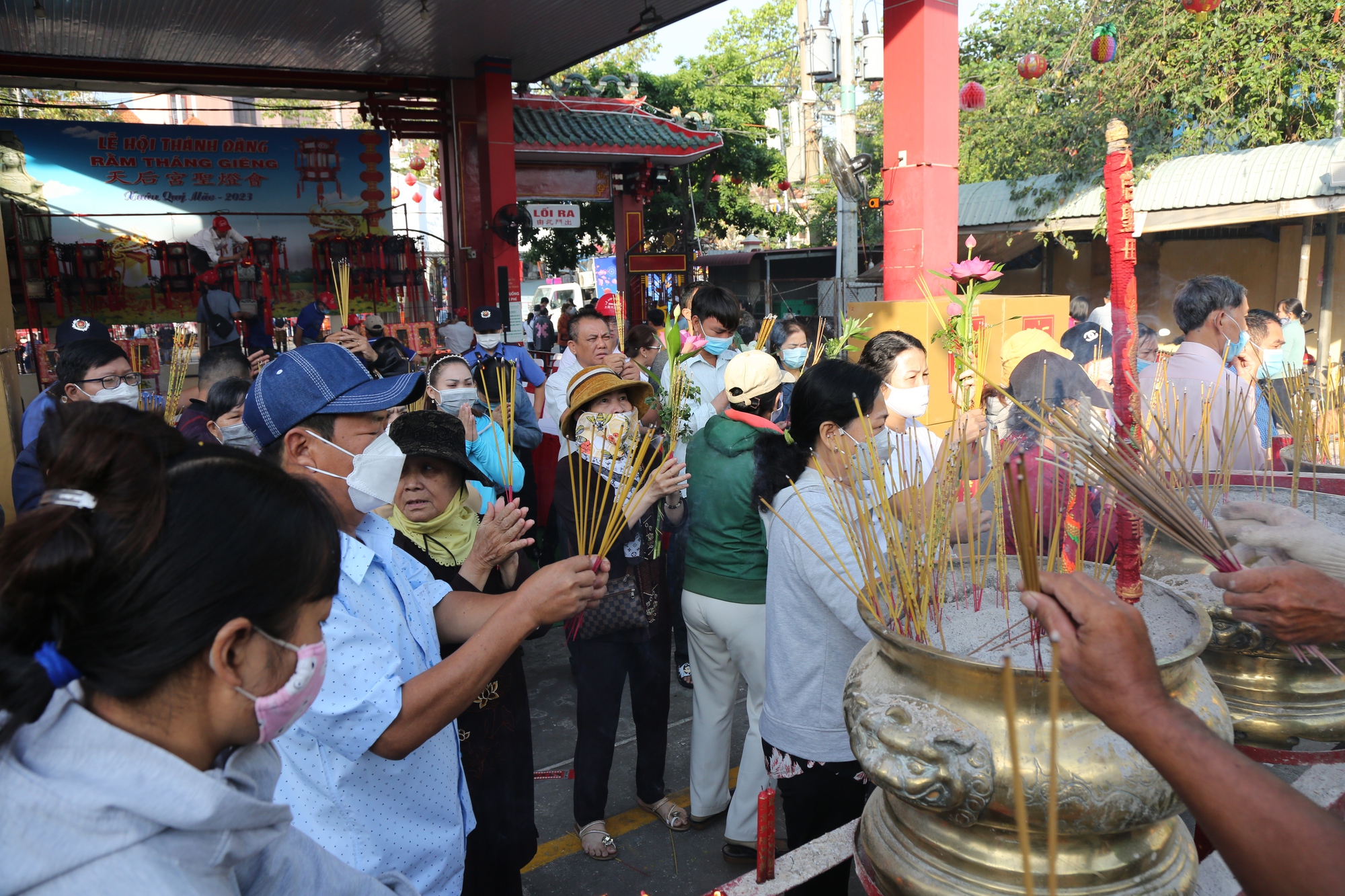 Lễ hội rằm th&aacute;ng Gi&ecirc;ng c&oacute; một kh&ocirc;ng hai ở B&igrave;nh Dương - Ảnh 2.