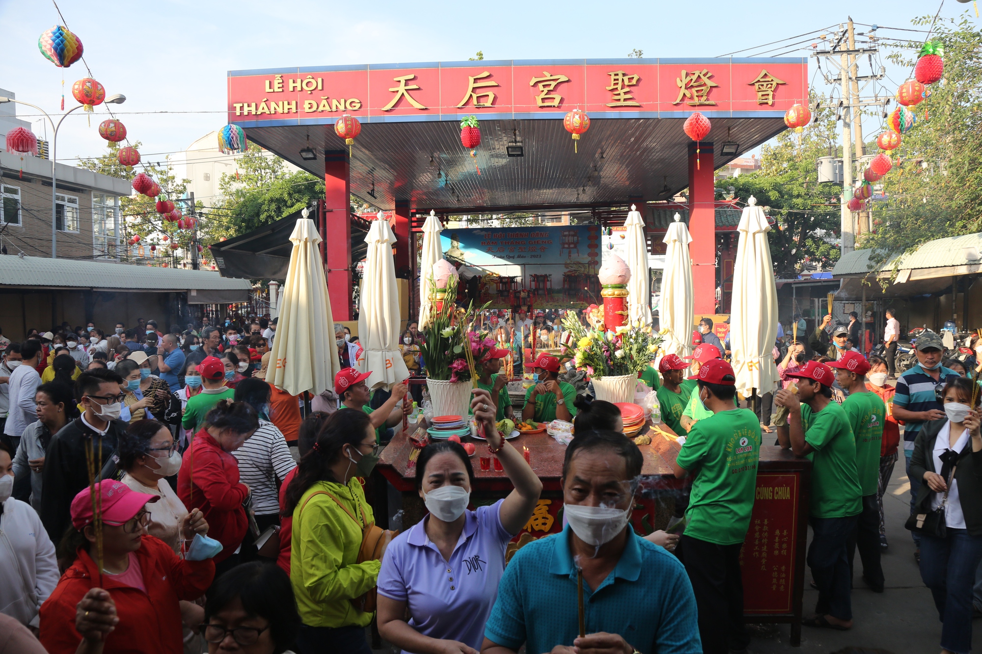 Lễ hội rằm th&aacute;ng Gi&ecirc;ng c&oacute; một kh&ocirc;ng hai ở B&igrave;nh Dương - Ảnh 1.