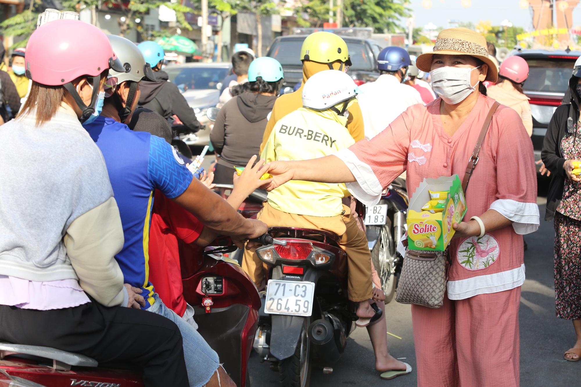 Lễ hội rằm th&aacute;ng Gi&ecirc;ng c&oacute; một kh&ocirc;ng hai ở B&igrave;nh Dương - Ảnh 12.