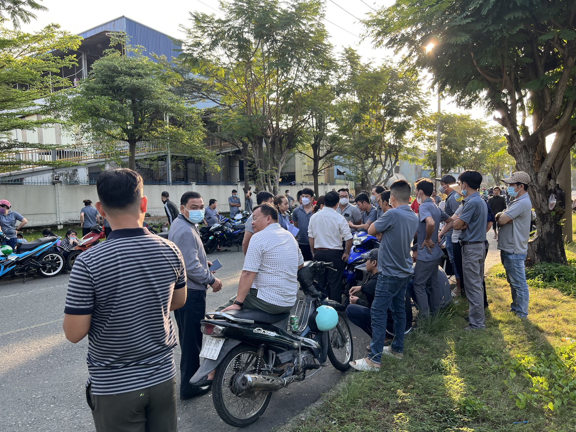 Hàng trăm công nhân ngừng việc khiếu nại tiền lương, phúc lợi