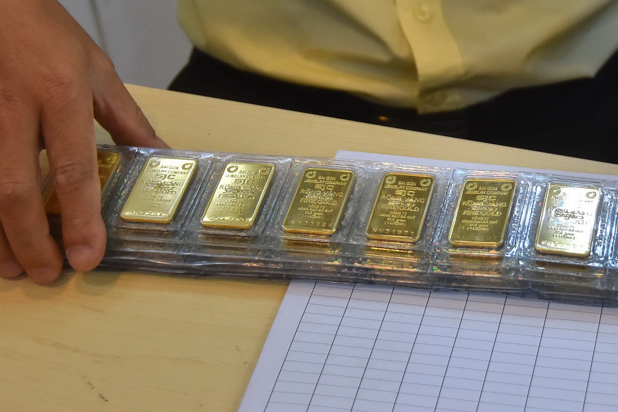 Giá vàng hôm nay 7-2: USD tăng giá dữ dội, vàng lao dốc