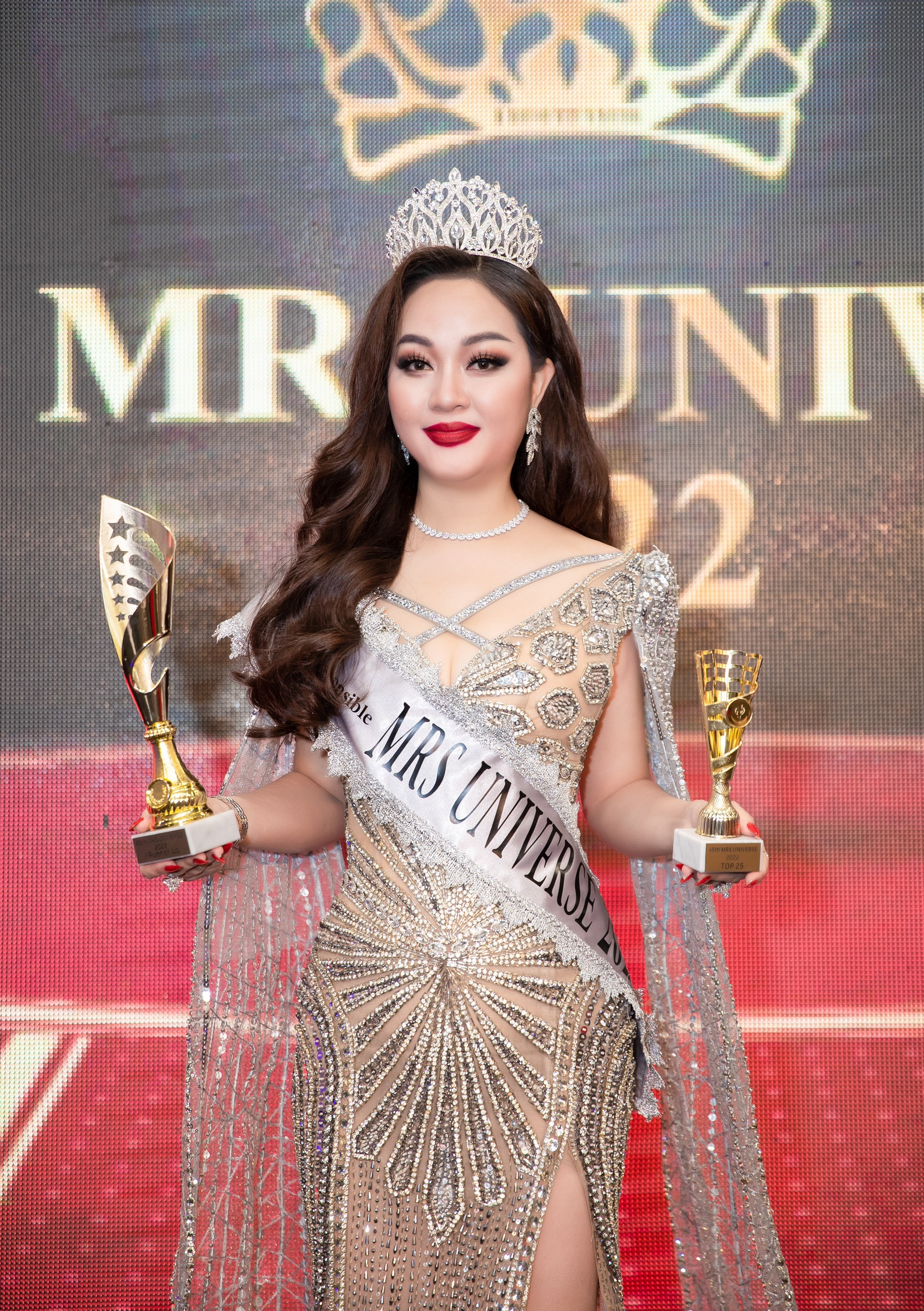 Người vừa đoạt giải &Aacute; hậu 1 Mrs Universe 2022 l&agrave; ai? - Ảnh 1.
