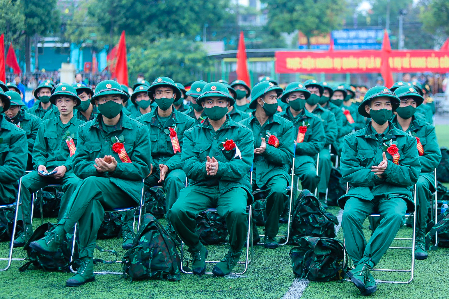Hơn 4.200 t&acirc;n binh H&agrave; Nội h&agrave;o hứng l&ecirc;n đường nhập ngũ - Ảnh 1.