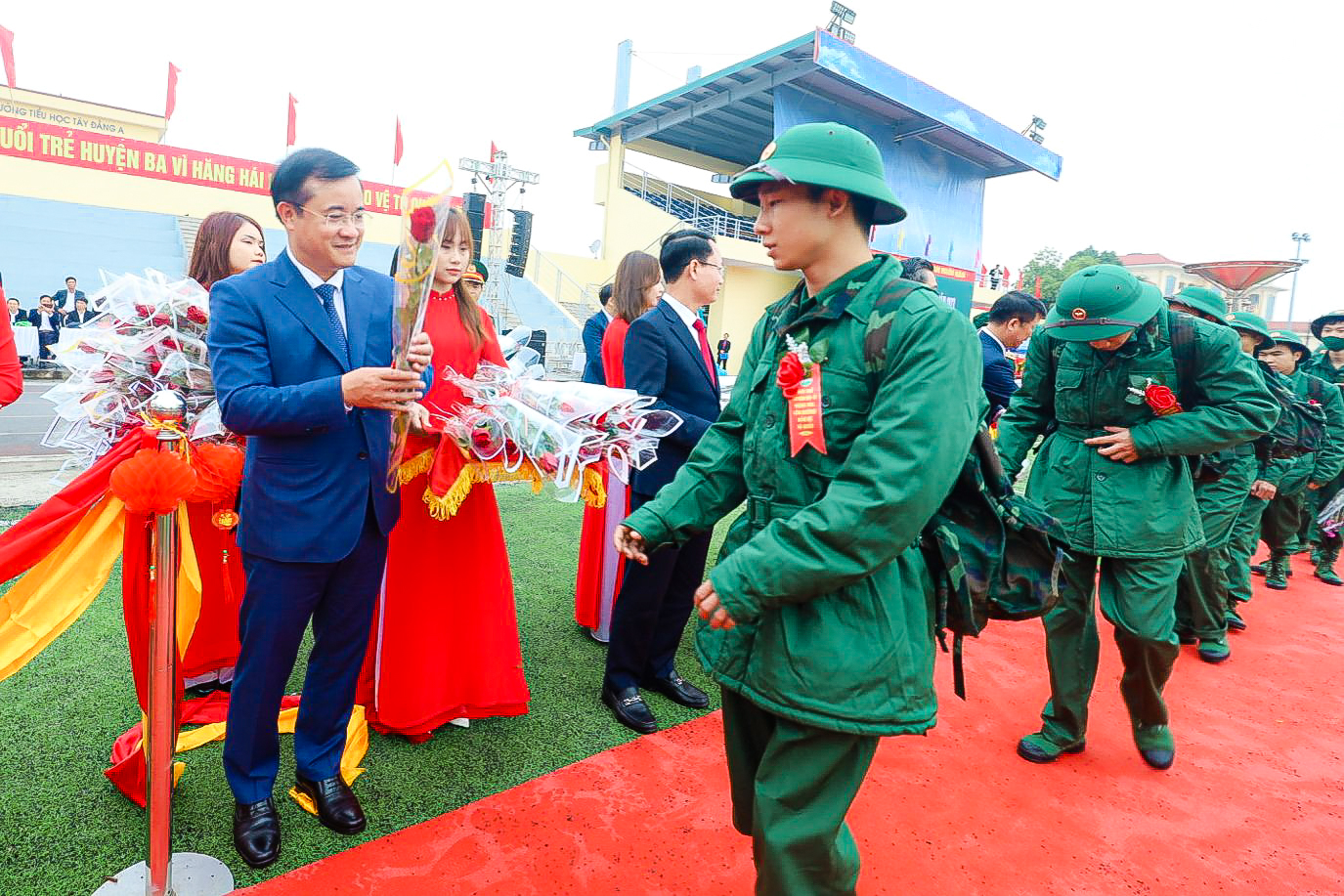 Hơn 4.200 t&acirc;n binh H&agrave; Nội h&agrave;o hứng l&ecirc;n đường nhập ngũ - Ảnh 5.