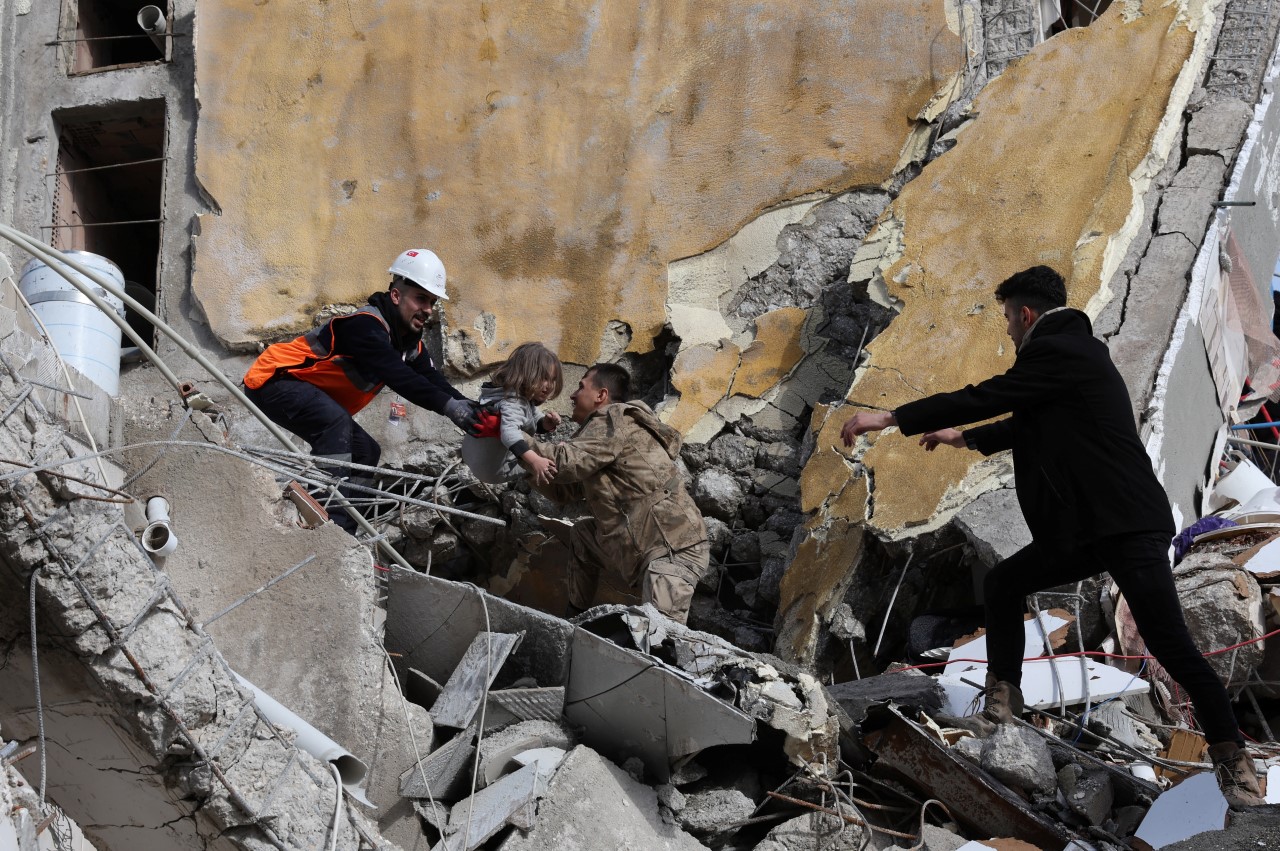Thảm họa động đất tại Thổ Nhĩ Kỳ v&agrave; Syria: Số người thiệt mạng c&oacute; thể nhiều khủng khiếp - Ảnh 1.