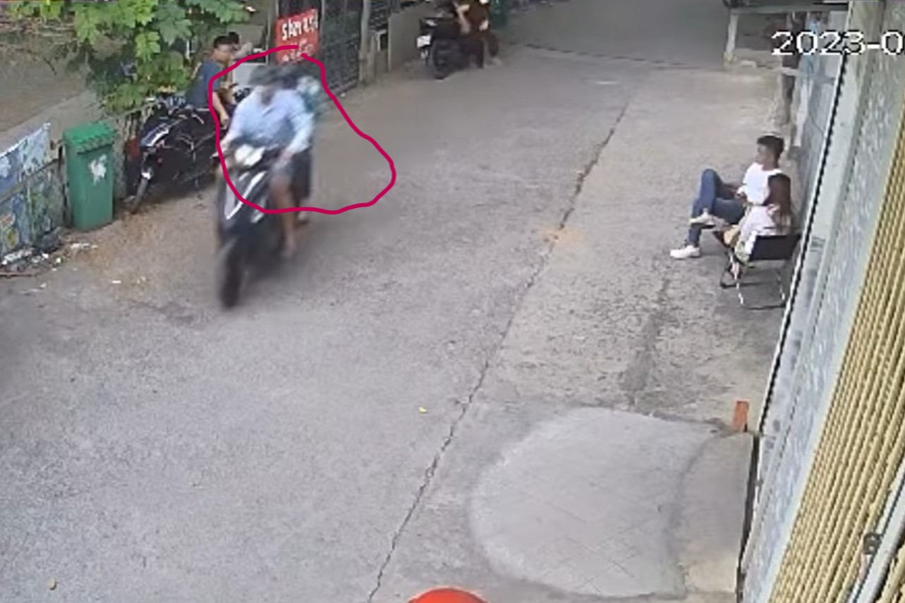 CLIP: Đuổi theo 2 thanh niên, cô gái đưa thiệp cưới ngã đập mặt xuống đường