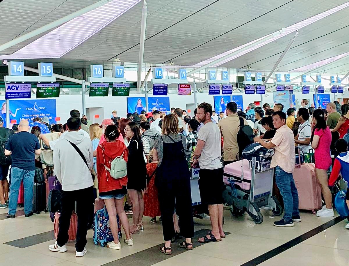 Khách mua vé máy bay vượt trần: Kiểm soát việc bán vé của hãng bay