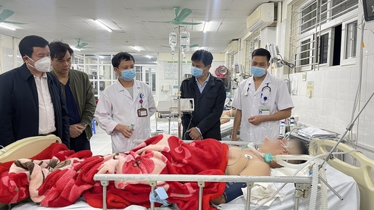 Lao xe vào tổ công tác, tông thiếu tá CSGT nứt hộp sọ - Ảnh 2.