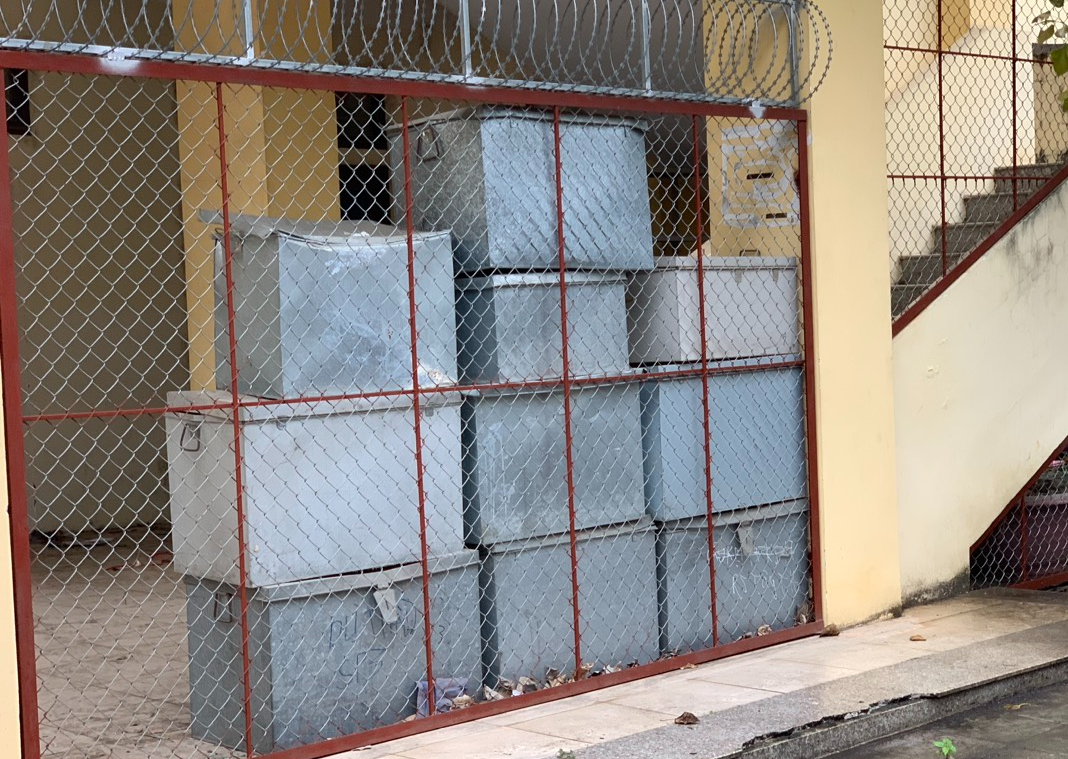 Nữ văn thư mang 60 thùng hồ sơ bán phế liệu bị đình chỉ công tác