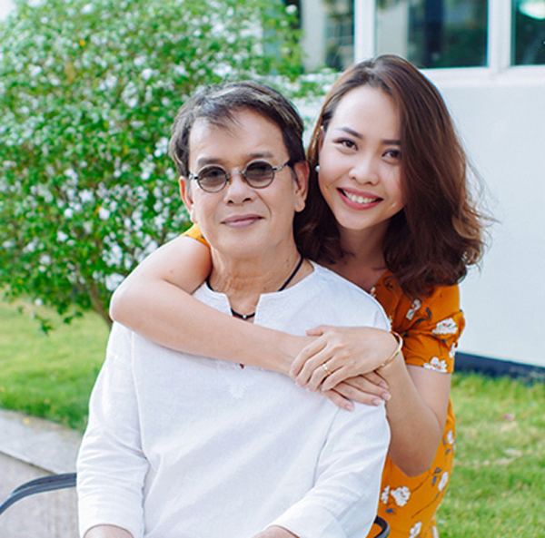 Nhạc sĩ Đức Huy bật mí bí quyết giữ vợ trẻ hơn 44 tuổi - Ảnh 2.