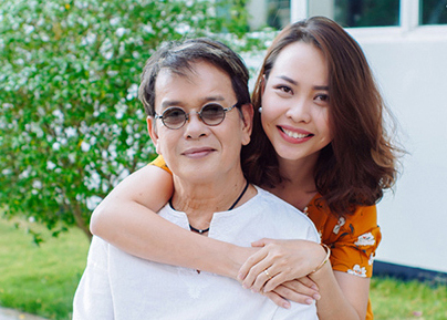 Nhạc sĩ Đức Huy "bật mí" bí quyết giữ vợ trẻ hơn 44 tuổi