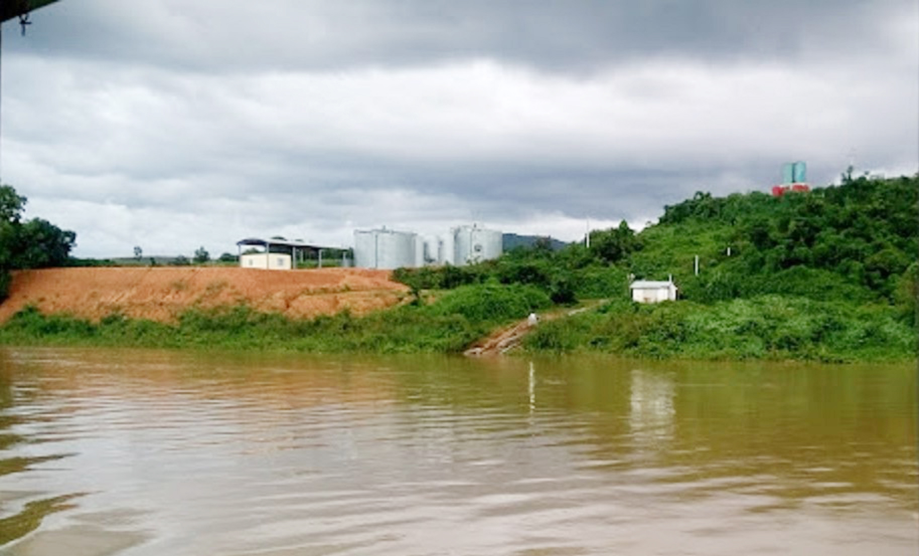 Một người đàn ông mất tích, nghi rơi xuống hố nước thải nhà máy mì