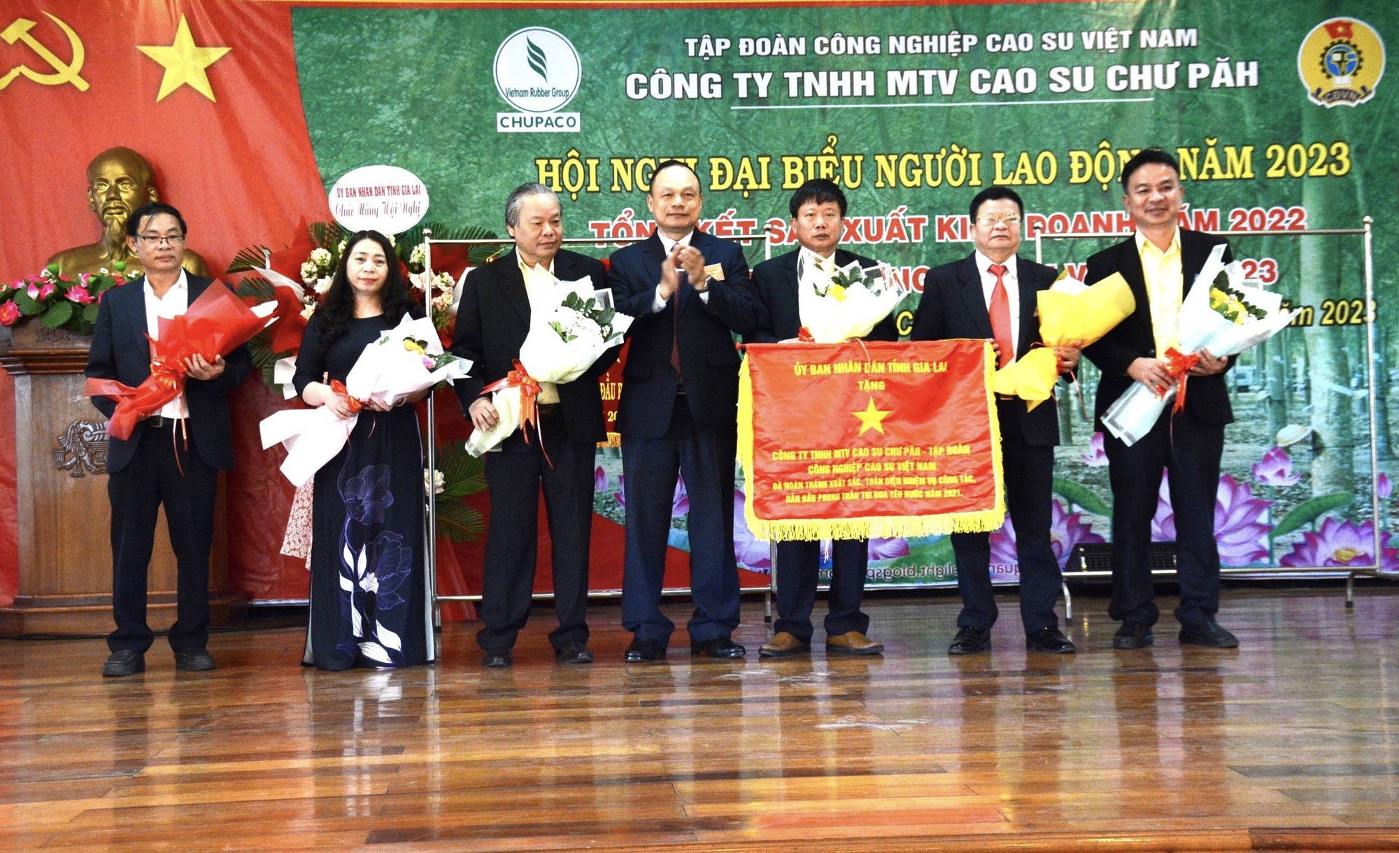 Đảm bảo đời sống cho c&ocirc;ng nh&acirc;n cao su - Ảnh 1.