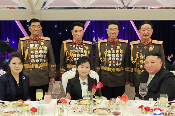 Ông Kim Jong-un đưa vợ và con gái tới doanh trại quân đội