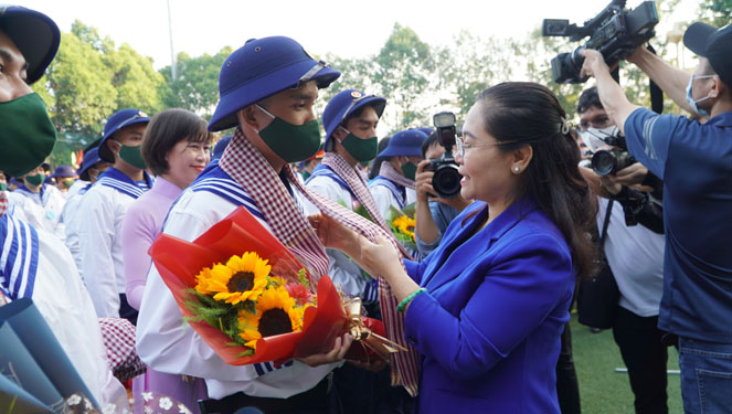 Thanh niên hăng hái lên đường nhập ngũ
