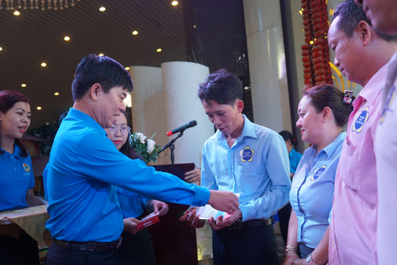 Chung tay lo Tết cho đoàn viên - lao động