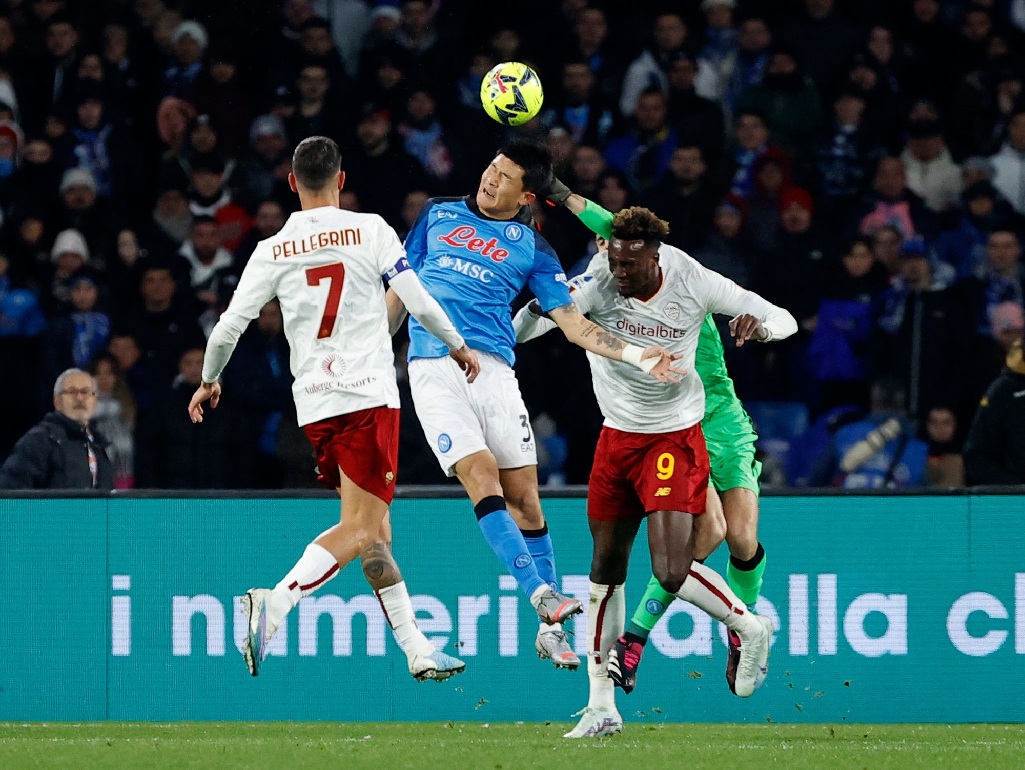 "Hòn đá tảng" của hàng thủ Napoli