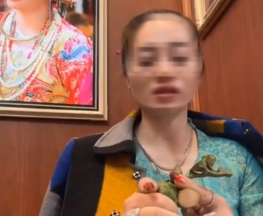 C&ocirc; đồng bổ cau xem b&oacute;i với c&acirc;u cửa miệng đ&uacute;ng nhận, sai c&atilde;i - Ảnh 1.