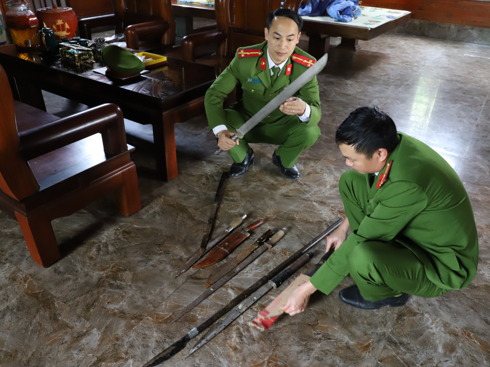 Bắt giữ đối tượng tàng trữ ma túy cùng nhiều "hàng nóng"