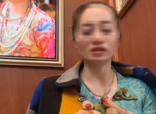 Cô đồng bổ cau xem bói với câu cửa miệng "đúng nhận, sai cãi"