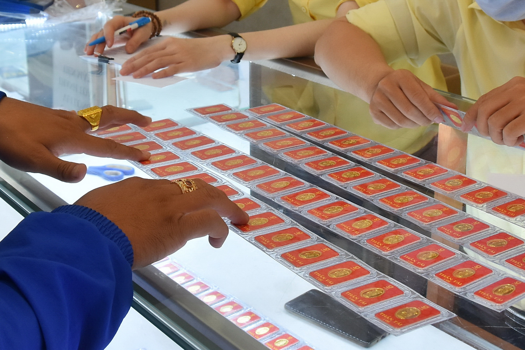 Giá vàng hôm nay 9-2: Người lướt sóng mạnh tay bán khống