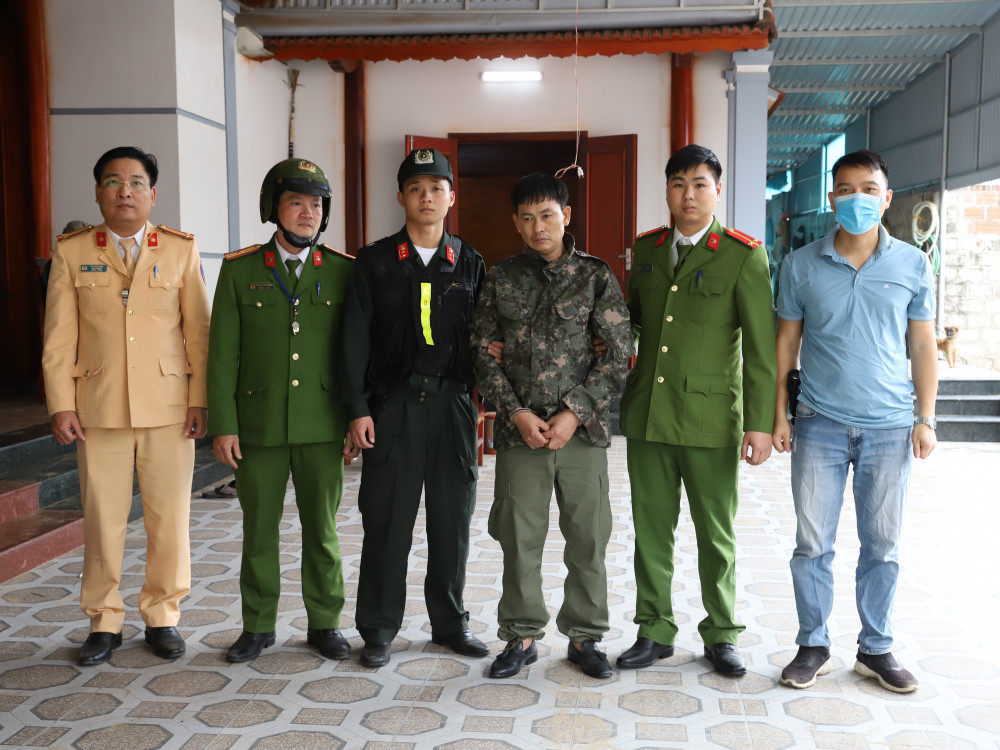 Bắt giữ đối tượng t&agrave;ng trữ ma t&uacute;y c&ugrave;ng nhiều h&agrave;ng n&oacute;ng - Ảnh 2.
