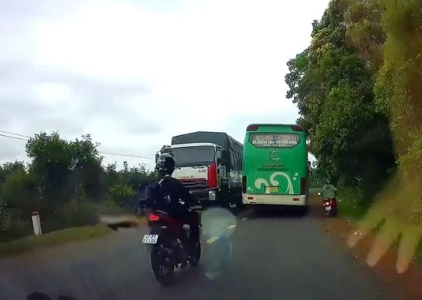 Xử lý nghiêm tài xế xe khách vượt ẩu, ép xe máy té ngã