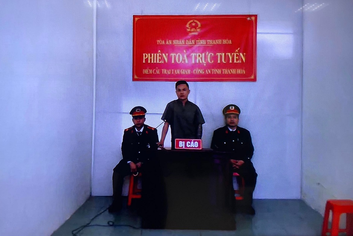 Nổ s&uacute;ng bắn đối thủ trong ph&ograve;ng karaoke, đạn lạc tr&uacute;ng tay b&eacute; 4 tuổi - Ảnh 2.