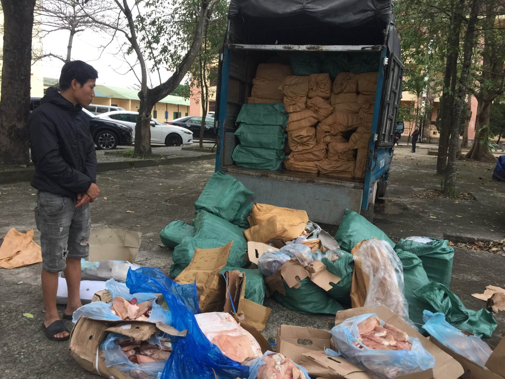 Kinh hãi với 172 bao tải trên chiếc ôtô tải