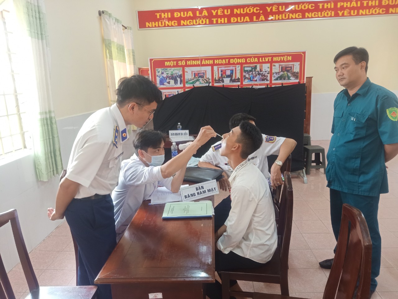 Bộ Tư lệnh V&ugrave;ng Cảnh s&aacute;t biển 4 tiếp nhận 100 c&ocirc;ng d&acirc;n nhập ngũ - Ảnh 4.