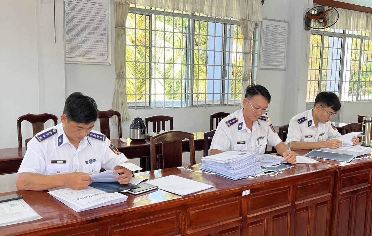 Bộ Tư lệnh V&ugrave;ng Cảnh s&aacute;t biển 4 tiếp nhận 100 c&ocirc;ng d&acirc;n nhập ngũ - Ảnh 3.