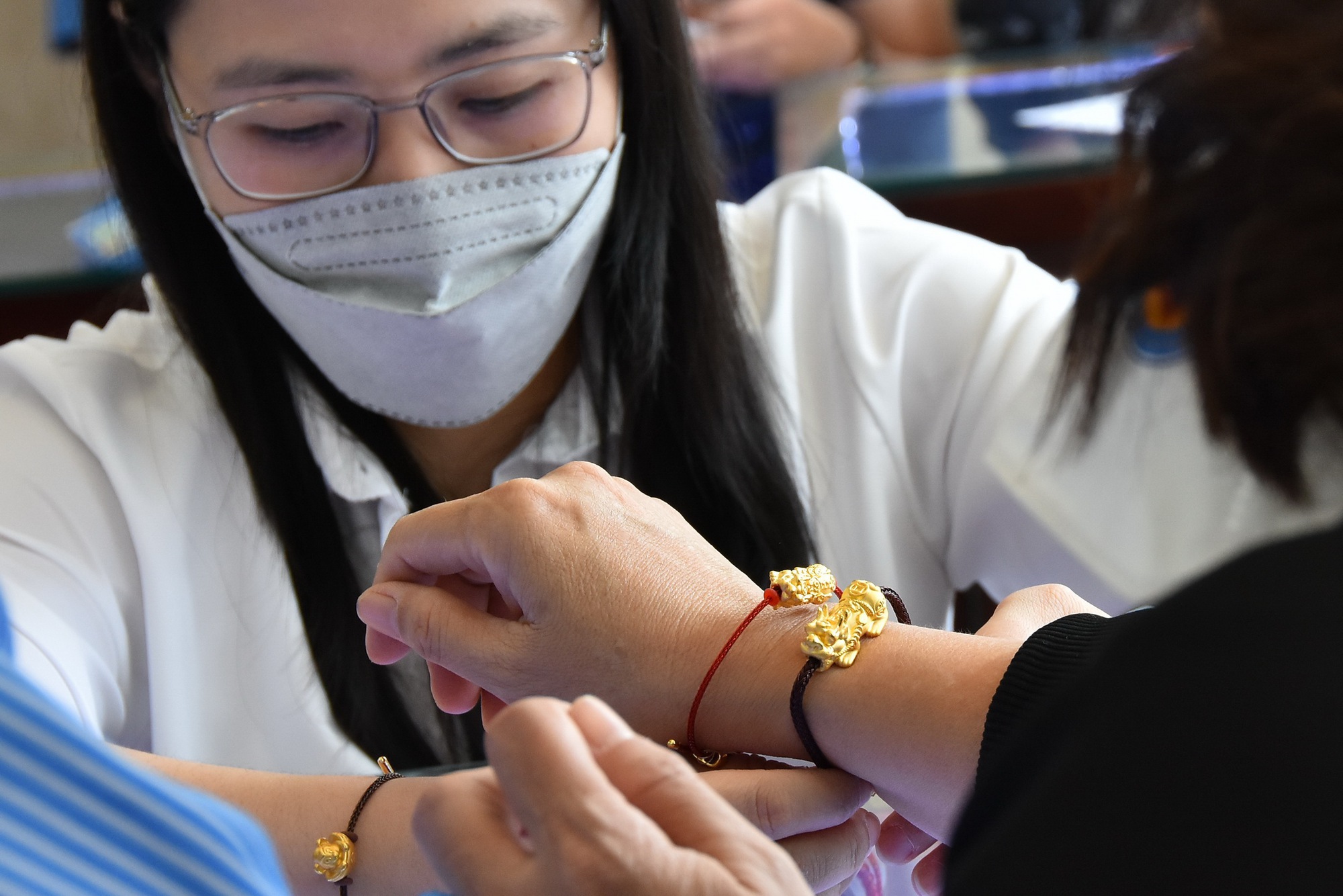 Giá vàng hôm nay 10-2: Giảm mạnh trước sức ép của đồng USD