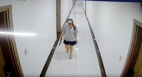 Người phụ nữ có nhiều biểu hiện lạ, cầm dao đe dọa cư dân được đưa đi khám tâm thần