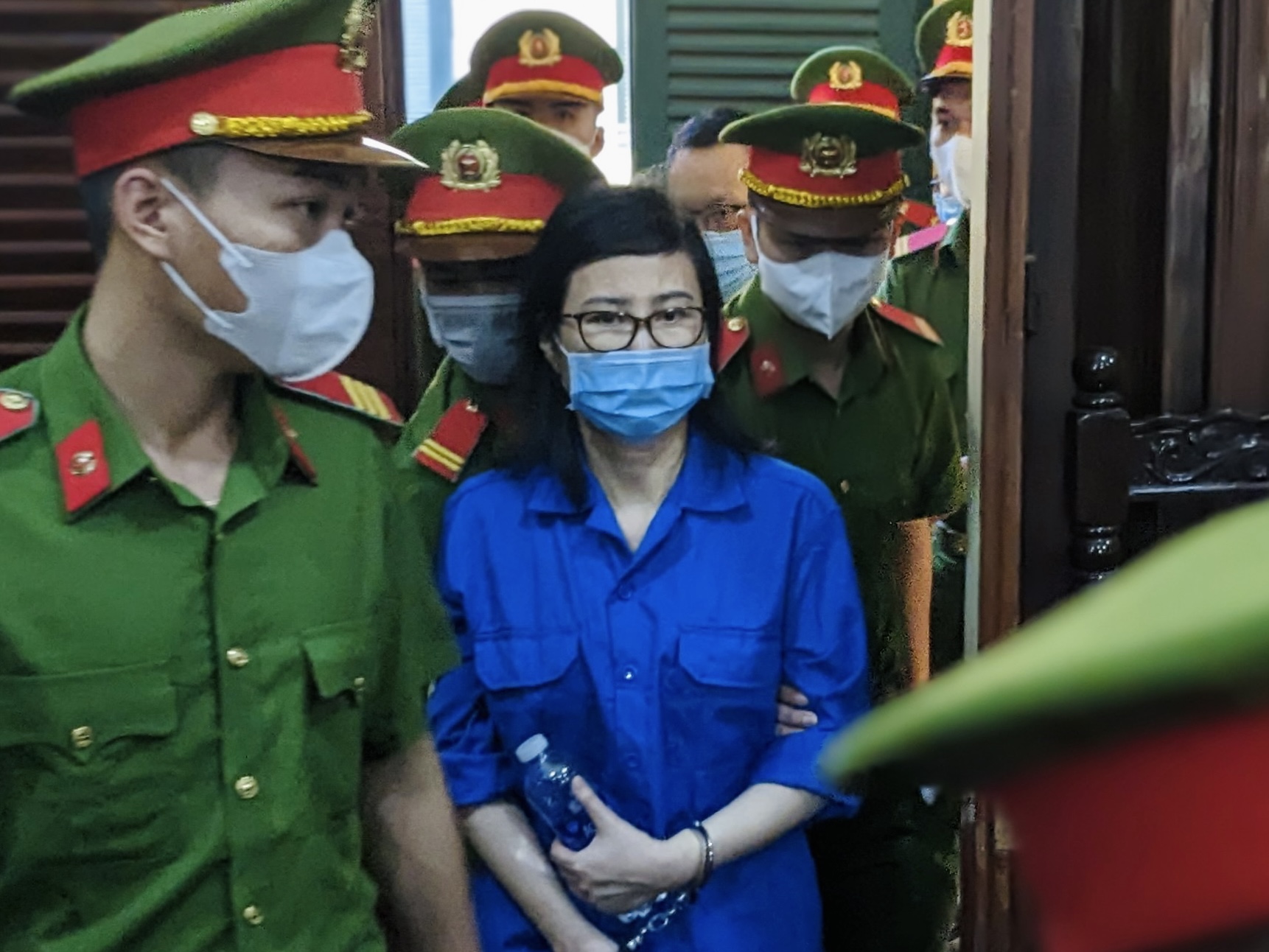 Hình ảnh "bà trùm" thao túng đấu thầu ở Sở Y tế TP Cần Thơ trong phiên xét xử sáng nay
